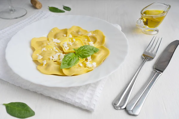 Ravioli Italiani Decorati Con Ricotta Foglie Basilico Piatto Piedi Asciugamano — Foto Stock