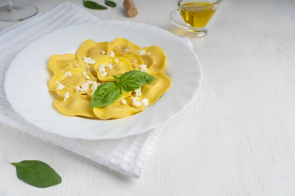 Italienische Ravioli Pasta Gefüllt Mit Käse Runden Teller Mit Ricotta — Stockfoto