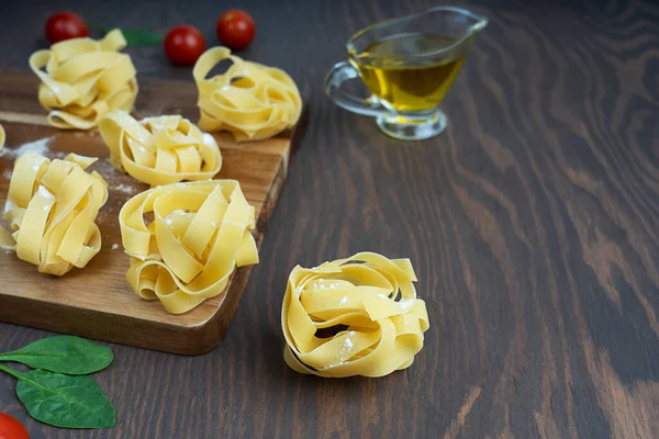 Seitenansicht Der Ungekochten Italienischen Fettucine Pasta Auf Schneidebrett Auf Dunklem — Stockfoto