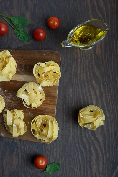 Draufsicht Auf Rohe Trockene Italienische Fettucine Pasta Auf Schneidebrett Umgeben — Stockfoto