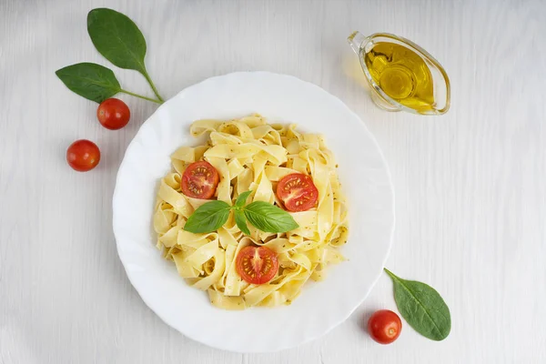 Bovenaanzicht Van Biologische Italiaanse Fettucine Pasta Versierd Met Gesneden Tomaten — Stockfoto