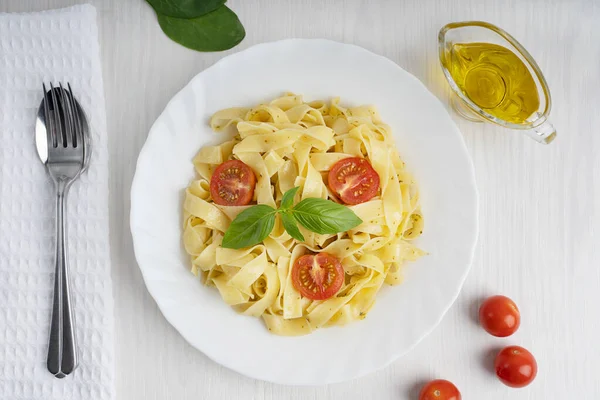 Bovenaanzicht Van Bord Vol Italiaanse Fettucine Pasta Versierd Met Gesneden — Stockfoto