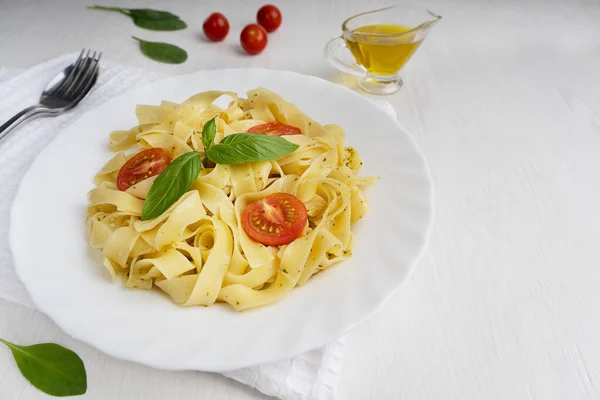 Close Uitzicht Traditionele Italiaanse Fettucine Pasta Een Bord Versierd Met — Stockfoto