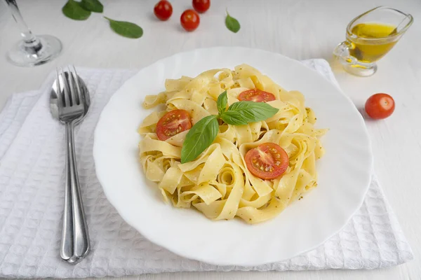 Traditionele Orgabische Italiaanse Fettucine Pasta Versierd Met Gesneden Tomaten Basilicum — Stockfoto