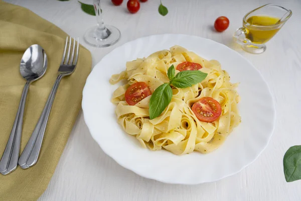 Traditionele Italiaanse Fettucine Pasta Een Bord Versierd Met Basilicum Bladeren — Stockfoto