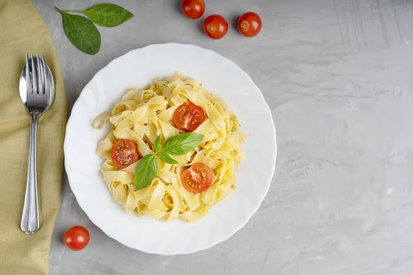 Bovenaanzicht Van Geserveerd Italiaanse Fettucine Pasta Plaat Versierd Met Basilicum — Stockfoto