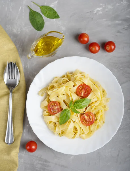 Bovenaanzicht Van Voorbereide Italiaanse Fettucine Pasta Versierd Met Gesneden Tomaten — Stockfoto