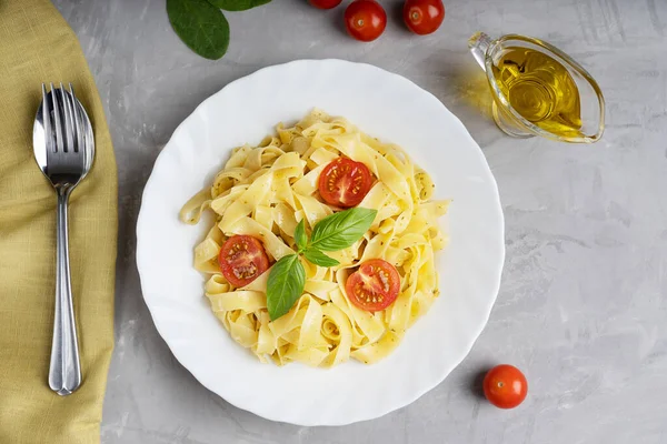 Bovenaanzicht Van Een Bord Vol Traditionele Italiaanse Fettucine Pasta Versierd — Stockfoto