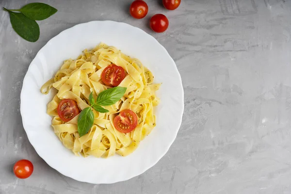 Bovenaanzicht Van Een Bord Vol Italiaanse Fettucine Pasta Versierd Met — Stockfoto