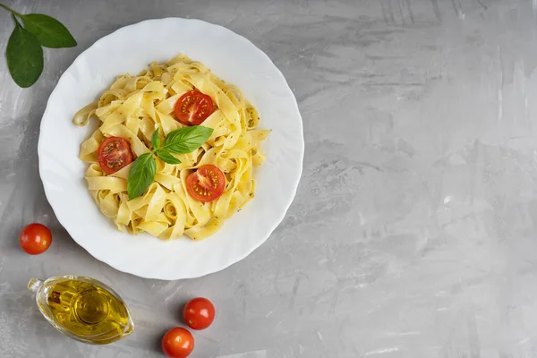 Bovenaanzicht Van Gekookte Italiaanse Fettucine Pasta Witte Plaat Versierd Met — Stockfoto