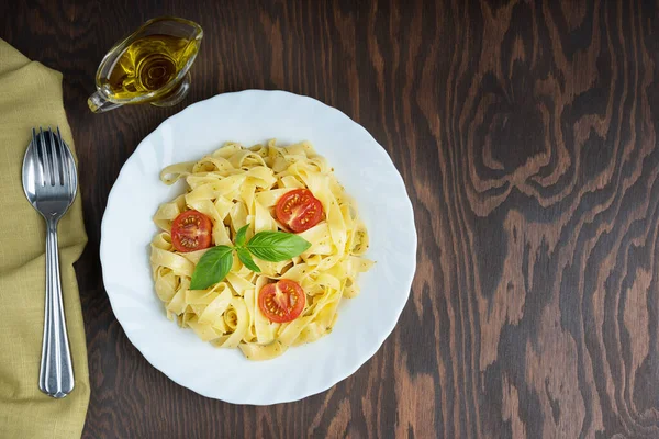 Bovenaanzicht Van Bord Vol Italiaanse Fettucine Pasta Versierd Met Gesneden — Stockfoto