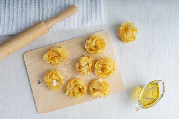 Draufsicht Auf Rohe Italienische Fettucine Pasta Mit Mehl Auf Schneidebrett — Stockfoto