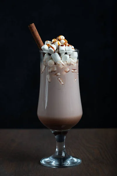 Bevanda Cacao Calda Vetro Alto Con Marshmallow Bianco Bastone Cannella — Foto Stock