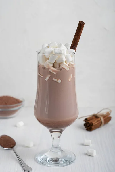 Bevanda Cacao Tradizionale Calda Vetro Alto Con Marshmallow Bianco Bastone — Foto Stock