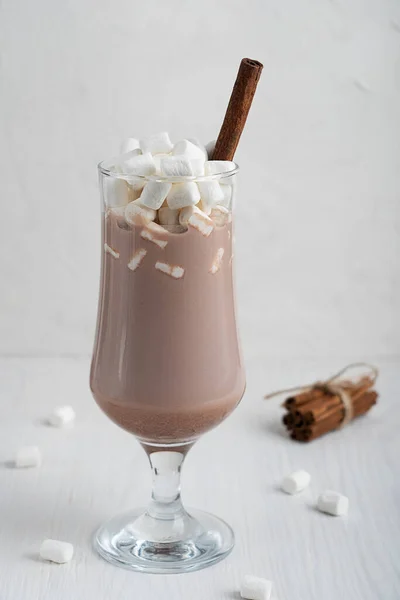 Bevanda Cacao Tradizionale Calda Vetro Alto Con Marshmallow Bastone Cannella — Foto Stock