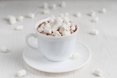 Sıcak aromalı ev yapımı kakao içeceği genellikle soğuk sonbahar ve kış tatillerinde mutfakta beyaz ahşap arka planda servis edilir. Yatay yönelim resmi