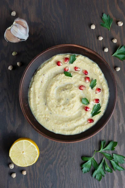 Limonlu Nohuttan Yapılmış Baharatlı Vejetaryen Humus Nar Tohumlarıyla Süslenmiş Sarımsak — Stok fotoğraf