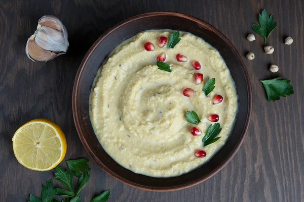 Limonlu Yapımı Organik Humus Nar Tohumlarıyla Süslenmiş Sarımsak Mutfaktaki Ahşap — Stok fotoğraf