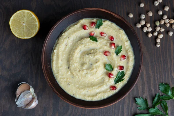 Bovenaanzicht Van Hartige Hummus Gemaakt Van Kikkererwten Met Tahini Citroensap — Stockfoto