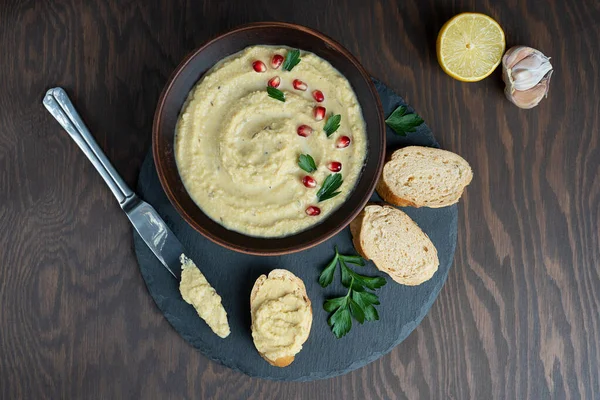 Bovenaanzicht Van Hartige Hummus Gemaakt Van Kikkererwten Met Tahini Citroensap — Stockfoto