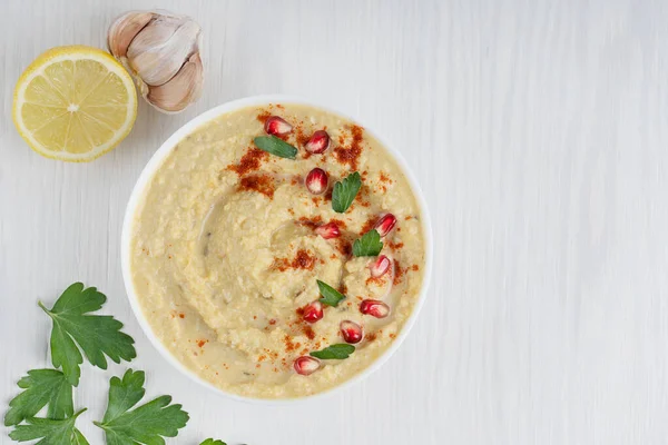 Bovenaanzicht Van Zelfgemaakte Hummus Dikke Spread Gemaakt Van Gepureerde Kikkererwten — Stockfoto