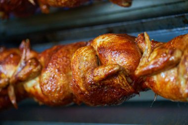 İspanya 'da kızartılmış, şişlenmiş, fırında pişirilmiş tavuklar.