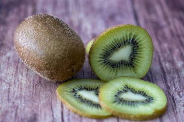 Kivi Meyvesi Ahşap Arkaplanda İzole Edildi