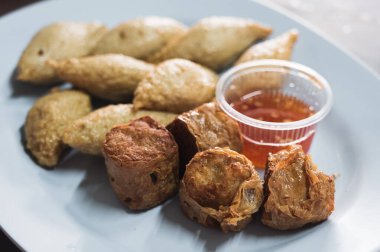 Kızarmış yengeç köftesi ve tatlı ve baharatlı soslu balık köftesi.