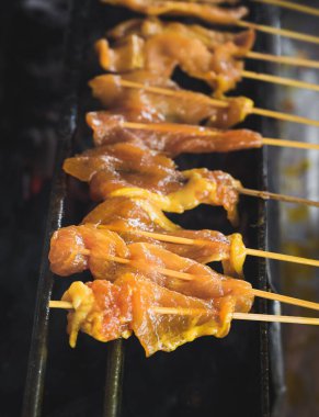 Domuz eti satürasyonu kömür ocağında kızartılır.