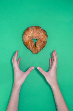 Ayçöreği olan eller.