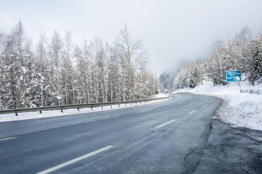 Boş donmuş yol doğal görünümünü kaplı kar güzel kış sezon manzara ile Alp Dağları'nda 