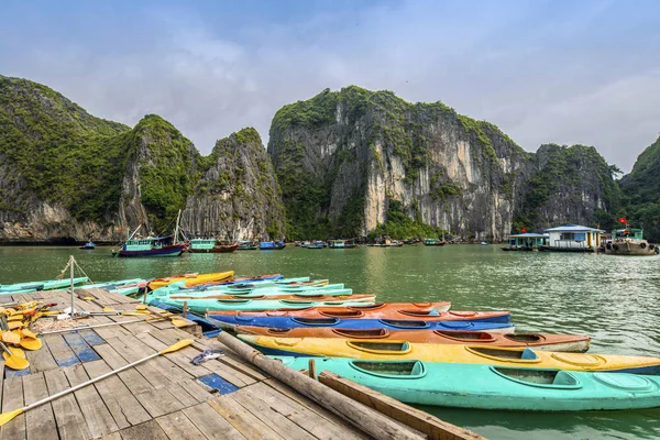 Ha uzun koyu, yeşil zümrüt suların ve kule kalker önemsiz tekneler ve deniz kayağı ile kuzeydoğu Vietnam panoramik manzarası