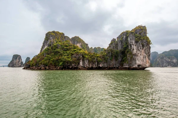 Ha uzun koyu, yeşil zümrüt suların ve kule kalker önemsiz tekneler ve deniz kayağı ile kuzeydoğu Vietnam panoramik manzarası
