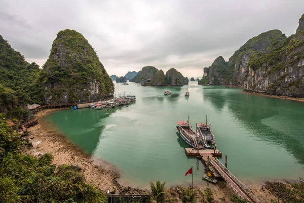 Ha uzun koyu, yeşil zümrüt suların ve kule kalker önemsiz tekneler ve deniz kayağı ile kuzeydoğu Vietnam panoramik manzarası