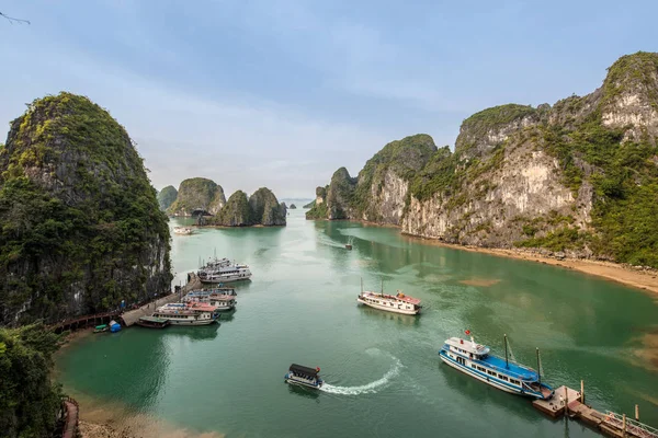 Ha uzun koyu, yeşil zümrüt suların ve kule kalker önemsiz tekneler ve deniz kayağı ile kuzeydoğu Vietnam panoramik manzarası