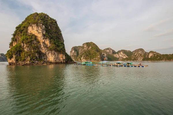 Ha uzun koyu, yeşil zümrüt suların ve kule kalker önemsiz tekneler ve deniz kayağı ile kuzeydoğu Vietnam panoramik manzarası