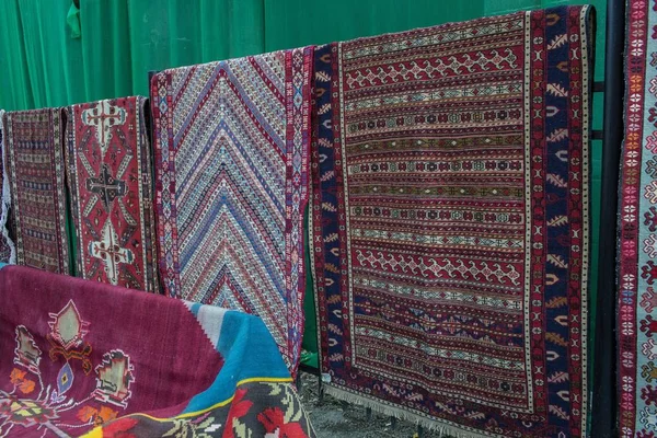 Geleneksel Gürcü halı ve Kilim kilimler Tbilisi Georgia Avrupa'da tipik geometrik desenleri ile 