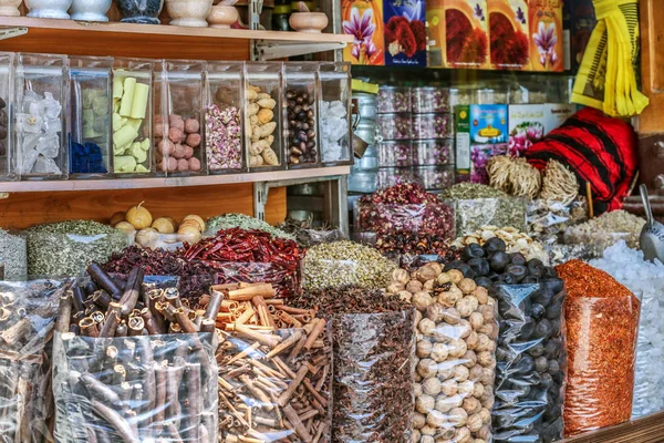 Arapça baharatlar, otlar ve fındık bir market dükkanı ın Bazaarı Souq içinde Dubai Birleşik Arap Emirlikleri Orta Doğu '