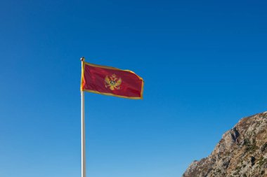 Mavi gökyüzü karşı dokuma Karadağ bayrağını temizle 