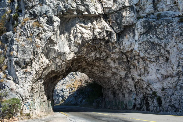 Solid Hard Rock Entrance Short Tunnel Gate Road Mountainous Highway — Stock Photo, Image