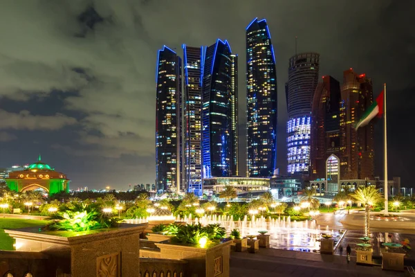 Birleşik Arap Emirlikleri sermaye şehirde geceleri aydınlatılan gökdelenler Etihad Kuleleri. Abu Dhabi, gece görünümü