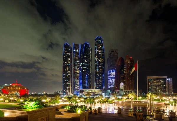 Birleşik Arap Emirlikleri sermaye şehirde geceleri aydınlatılan gökdelenler Etihad Kuleleri. Abu Dhabi, gece görünümü