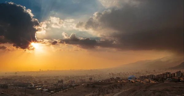 Panorama gün batımı görünümü Tahran şehir Capital, Iran dramatik gökyüzü ile 