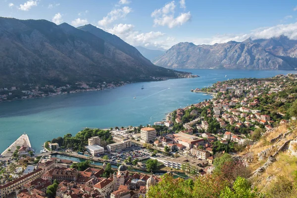 Doğal Karadağ Adriyatik Denizi kıyısında ve dağ Lovcen, Venedik kale ile kireçtaşı kayalıklarla tarafından bir Ortaçağ kenti Kotor Körfezi için göster 