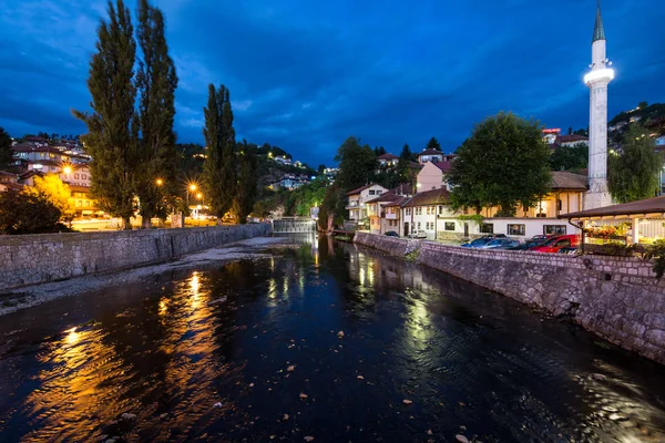 Saraybosna sermaye city Bosna-Hersek yoluyla geçer Miljacka iriver Panorama gece görünümü