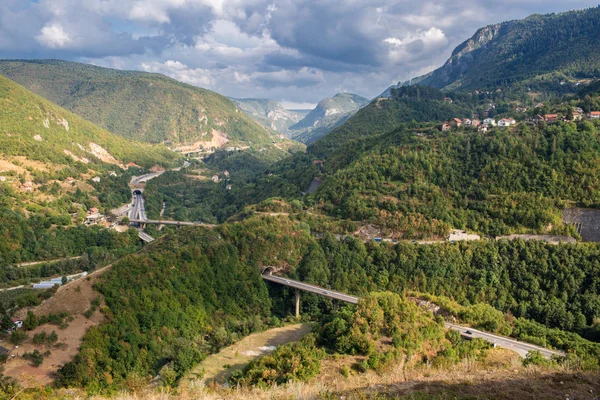 Panoramik manzaralı yol tünellerden güzel yeşil doğa ve dağ Bosna ve Hersek'te, Doğu Avrupa