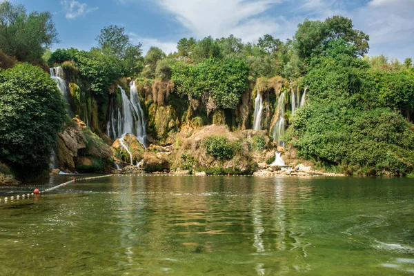 Popüler yapıları veya Kravice şelale A büyük doğal tüf Cascade karstik anakarasının güneyinde Bosna ve Hersek'in Mostar yakınındaki nehre Trebiat