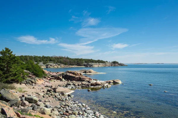 Finlandiya, Hanko erken yaz. Baltık Denizi ve mavi gökyüzü doğal görünümünü. Huzurlu Fin manzara.