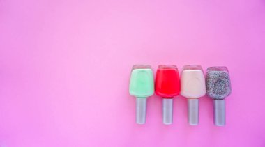 Tırnak cilası tüpleri. Kırmızı yeşil oje