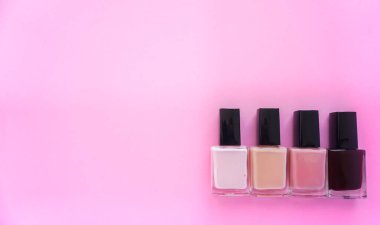 Tırnak cilası tüpleri. Kırmızı yeşil oje